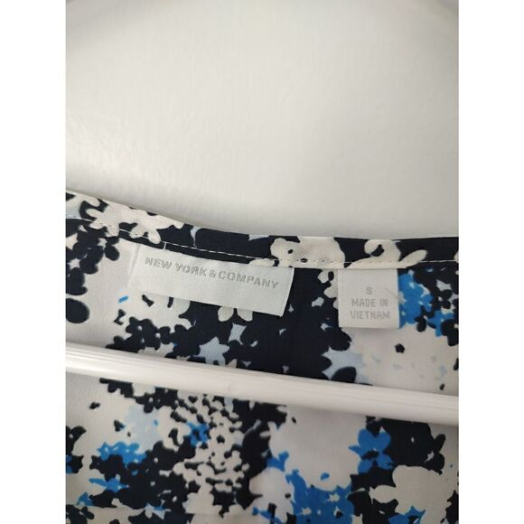 New York & Co. Blouse size small black white blue button down V neck - Picture 4 of 8